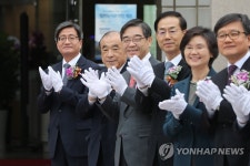 법원도서관 찾은 김명수 대법원장