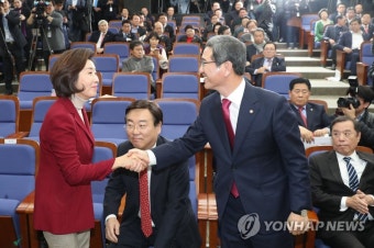 축하받는 나경원 신임 원내대표