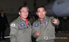 공군 제19전투비행단 방문한 성윤모 장관