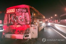 경부고속도로 신갈분기점서 버스 등 3중 추돌사고