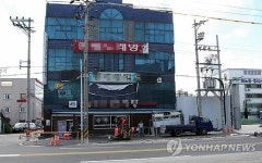 긴급대피령 속 4년째 공포의 삶…위험천만 인천 재흥시장 건물