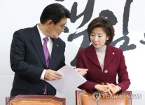 비대위에서 대화하는 나경원과 정용기
