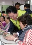 삼계탕 배식하는 김병원 농협중앙회장