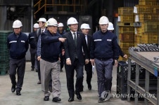 자동차 부품 기업 둘러보는 성윤모 장관