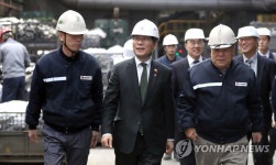자동차 부품 기업 둘러보는 성윤모 장관