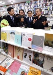 문 대통령, 마산 학문당 서점 방문