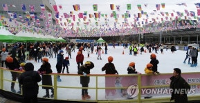 붐비는 광주시청 스케이트장