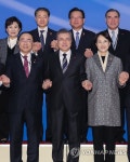 경제부총리, 사회부총리와 손잡고 기념 촬영하는 문 대통령