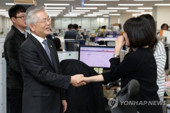 김용삼 문화체육관광부 제1차관 '세종청사 첫 출근'
