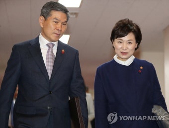 국무회의 참석하는 정경두-김현미 장관