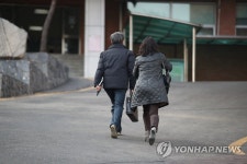 대성 고등학교 방문하는 교육청 관계자들