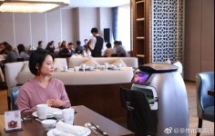 로봇이 커피 나르고 얼굴인식 체크인…中 알리바바 호텔 개장