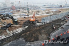 지진 난 것처럼 갈라져…아파트 건설현장 옆 도로 40ｍ 균열(종합)