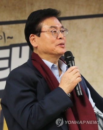 청년들과 대화하는 정우택 의원