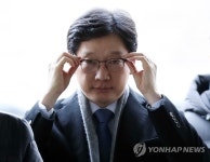 안경 고쳐쓰는 김경수 경남지사