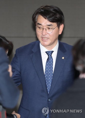인사하는 박용진 의원
