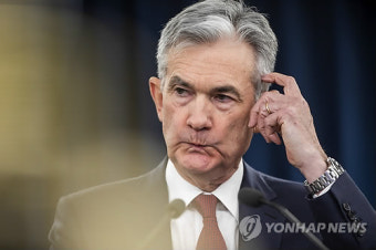 트럼프, 파월 의장 해임 않을 것…금리 인하 계속 촉구