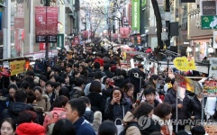 성탄절 이틀 앞두고 인파로 붐비는 명동