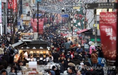 크리스마스 D-2…인파로 붐비는 명동