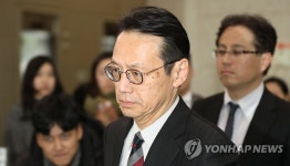 외교부 청사 나서는 겐지 국장