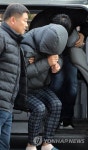 경찰서로 압송되는 이용원 살인·방화 용의자