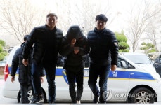 경찰서로 압송되는 이용원 살인·방화 용의자