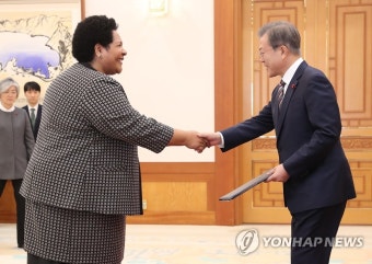 신임 주한 피지대사에게 신임장 받는 문 대통령