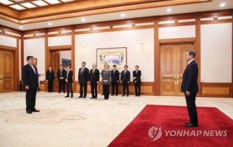 신임 주한 이란대사에게 신임장 받는 문 대통령