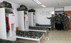 해병 청룡부대 내부반 둘러보는 손학규