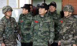 해병 청룡부대 내부반 둘러보는 손학규