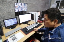 스마트 농장 근무하는 관계자
