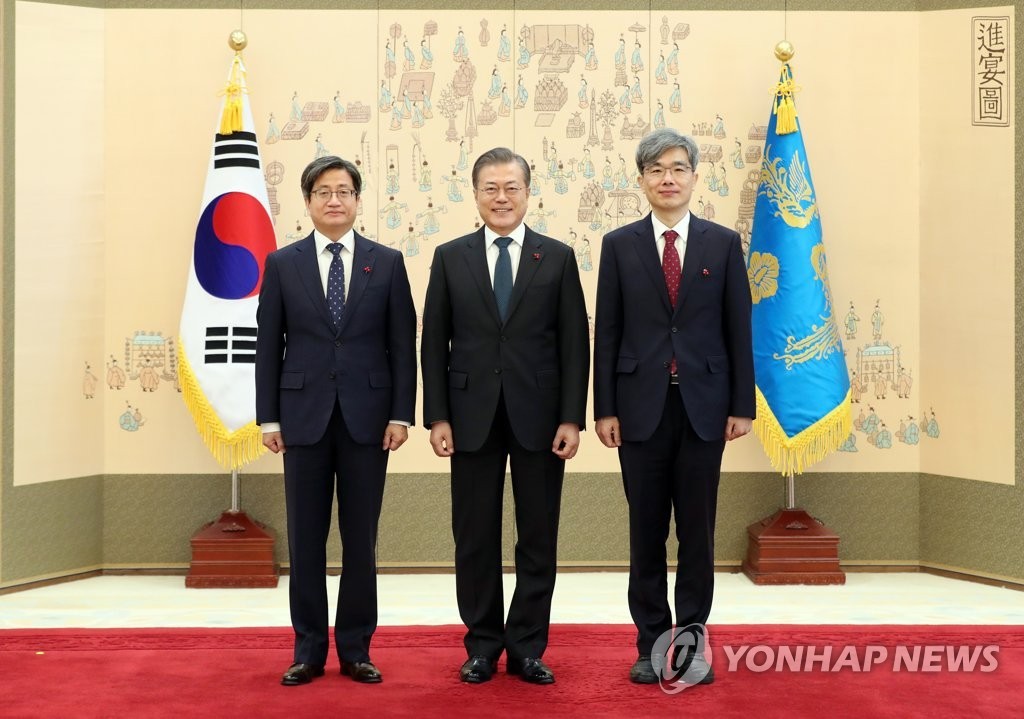 尹 대통령, 퇴임 대법관들에게 훈장 수여식 진행