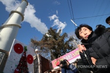 412일째 파인텍 굴뚝 농성 현장 찾은 인권위원장