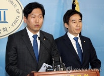 민주당 입당 기자회견 하는  이용호·손금주 의원