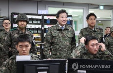 과학화 경계작전 현황 청취하는 이낙연 총리