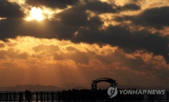 구름 사이로 저무는 2018년 마지막 태양