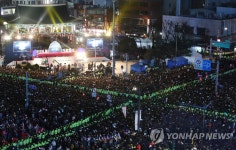 저물어가는 2018년…새해맞이 인파로 붐비는 보신각