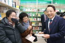 무료한 기다림 독서와 함께…광주 동구청 1층에 책 정원