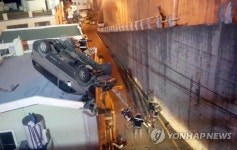 부산서 도로 달리던 승합차 주택옥상으로 추락…3명 부상(종합)