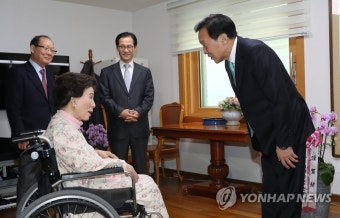 손학규 대표, 김영삼 전 대통령 부인 손명순 여사에게 새해 인사
