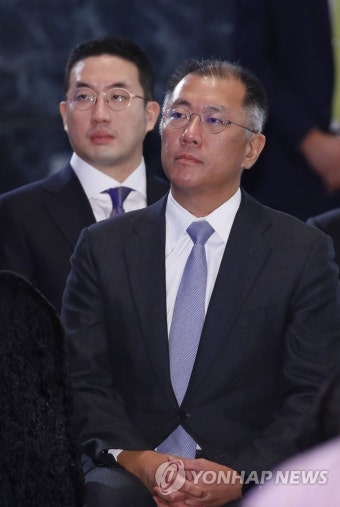 문 대통령 신년사 듣는 정의선 구광모