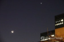 새벽 서울 도심서 반짝이는 그믐달과 샛별