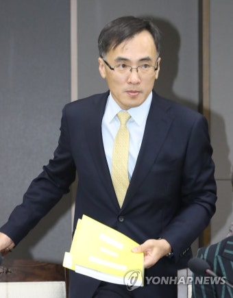 회의장 들어서는 국무조정실 2차장