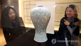 간송 특별전서 공개된 청자상감운학문매병