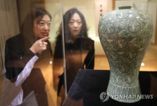 간송 특별전서 공개된 청자상감운학문매병