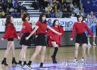 '마음만은 걸그룹'…축제에서 춤 실력 뽐낸 여자농구 스타들