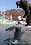 산천어 낚시 망중한