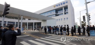 태안경찰서 앞에서 시위하는 시민대책위와 노동자들