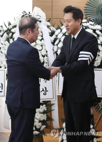 김병준 비대위원장, 오세훈 위원장 부친상 조문