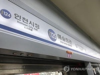 지하철서 여성패딩 칼로 쓰윽…SNS선 나도 당했다 봇물